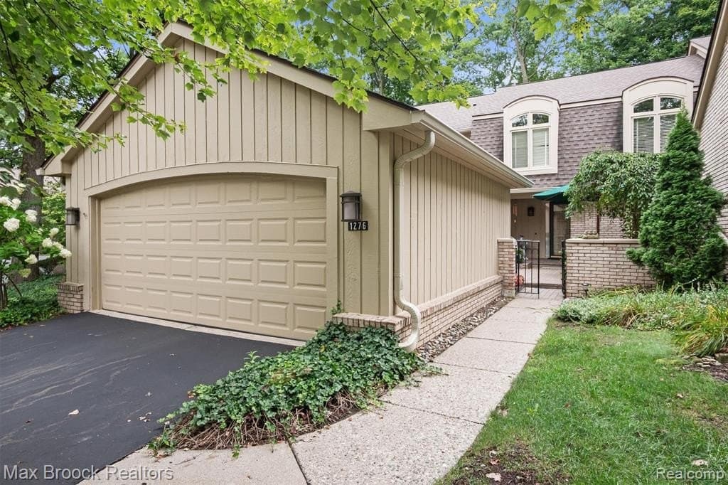 1276 Greenglen Ct, Bloomfield Hills