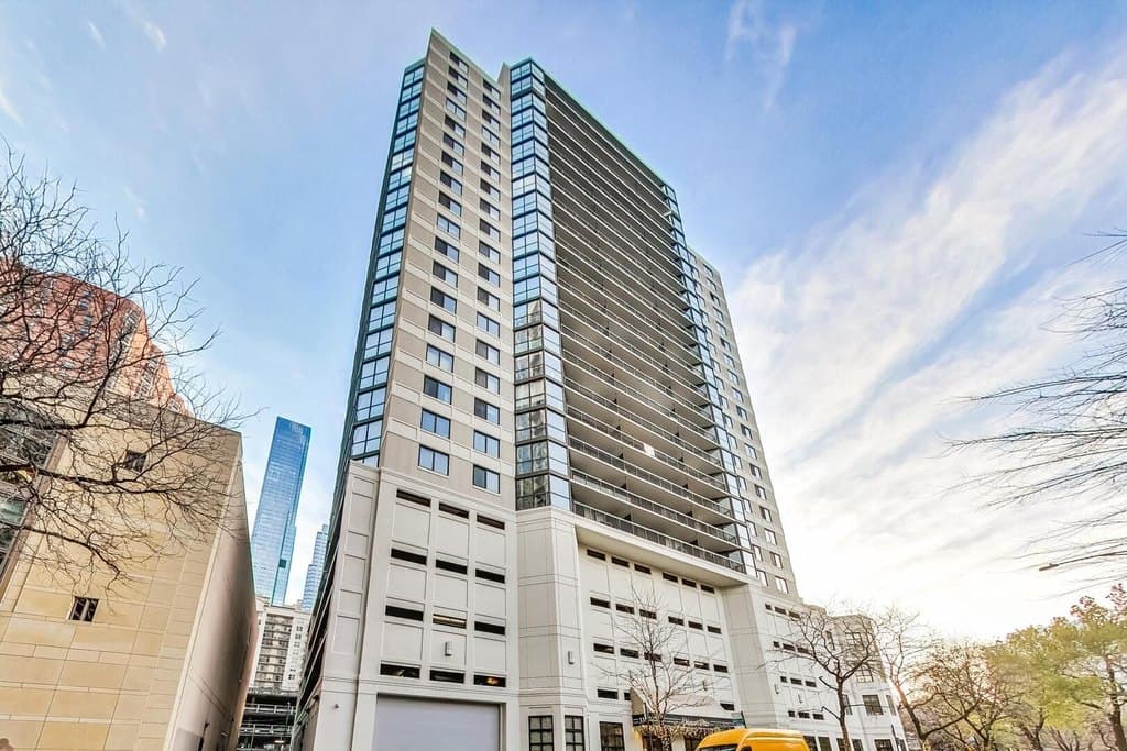 33 W Delaware Pl Apt 21H