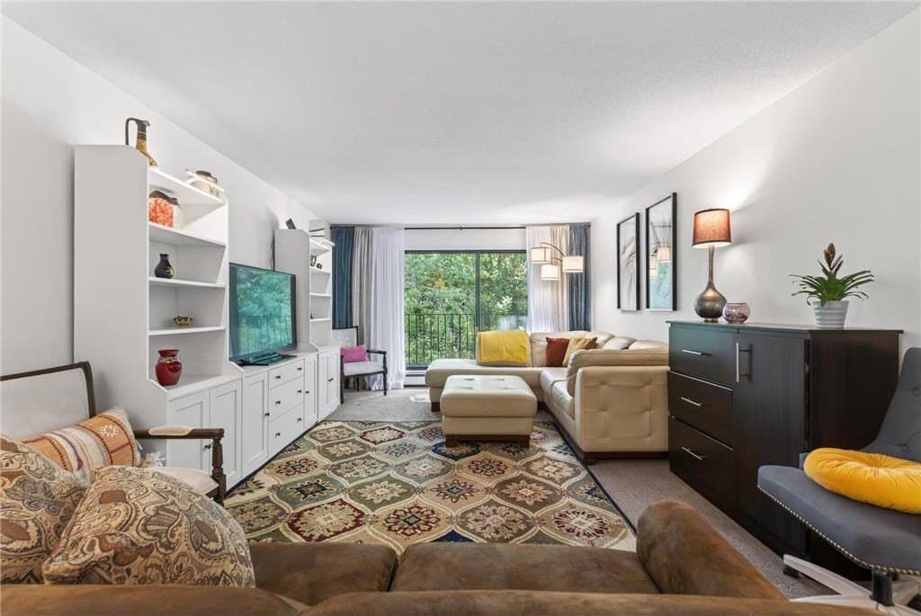 215 Barry Ave S Apt 216, Wayzata