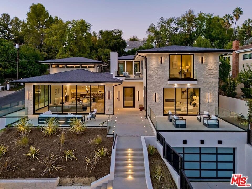 16879 Mooncrest Dr, Encino