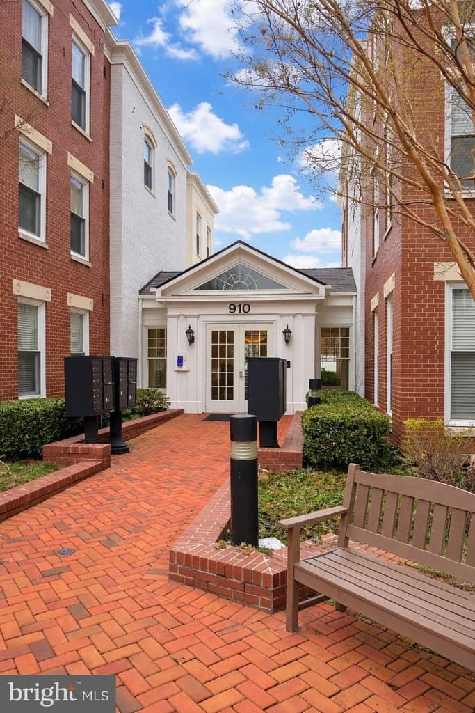 910 Powhatan St Unit 304S, Alexandria