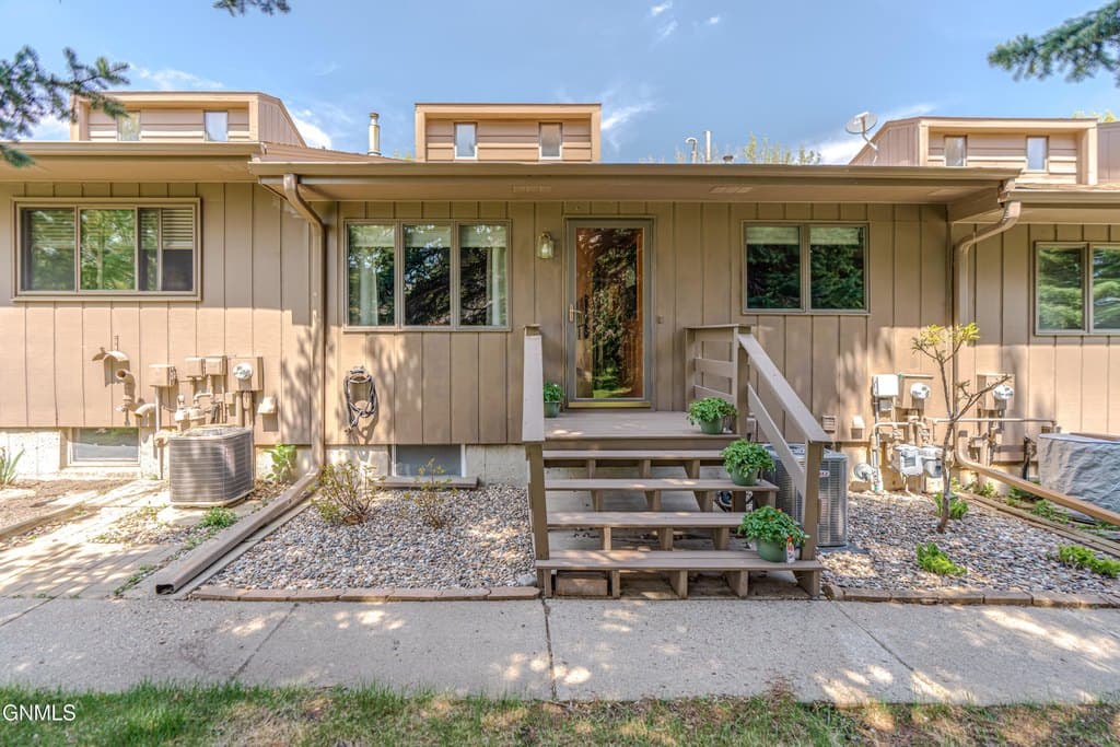 3130 Manitoba Ln, Bismarck