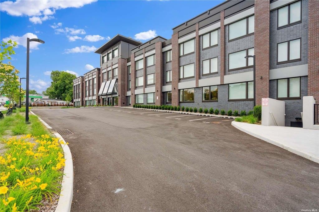 218 Middle Neck Rd Unit 202, Great Neck