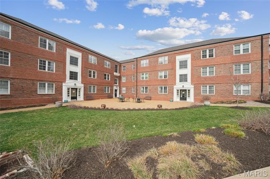 921 S Hanley Rd Apt F, Clayton