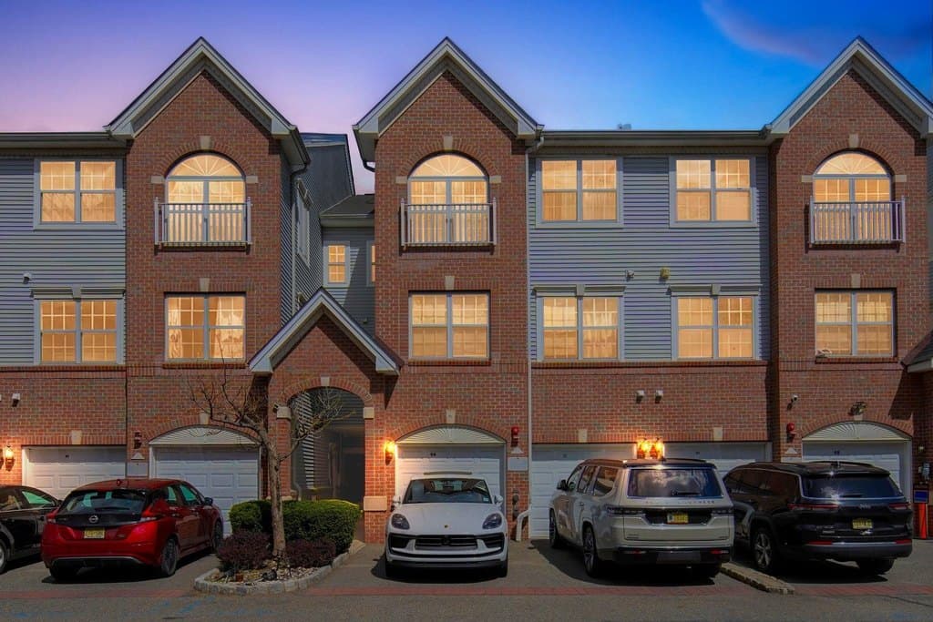 92 Lyon Ct, Jersey City