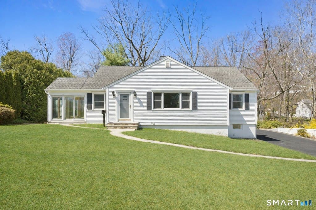 19 Glendale Cir, Stamford