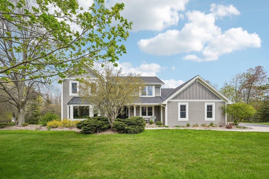 1722 W Thrush Ln, Mequon