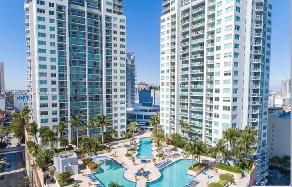 253 NE 2nd St Apt 632