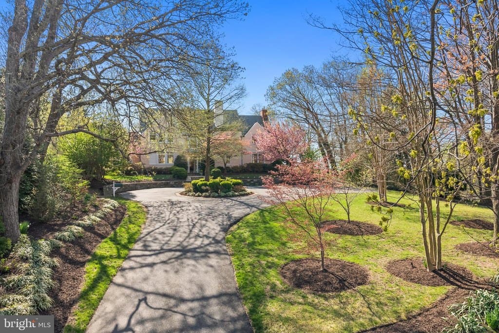 2307 Russell Rd, Alexandria