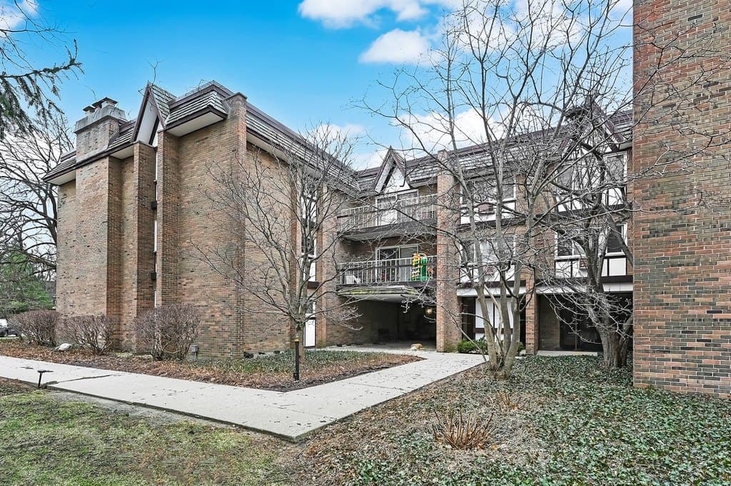 360 Claymoor Rd Unit 3G, Hinsdale