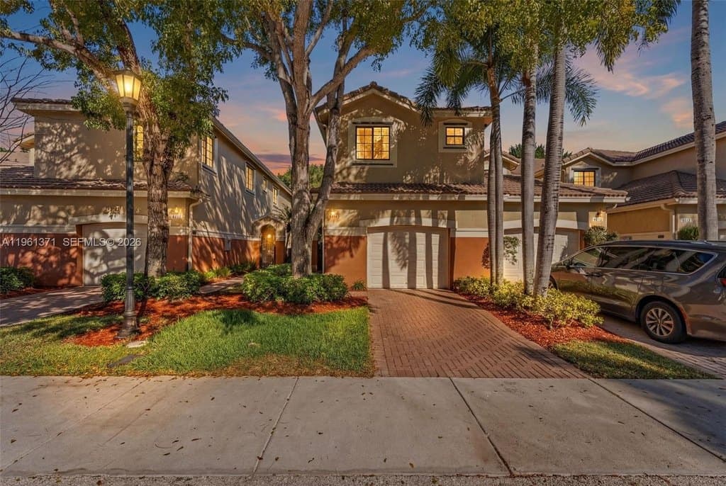 3815 Tree Top Dr, Weston