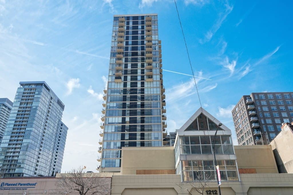 1212 N LA Salle Dr Apt 1206