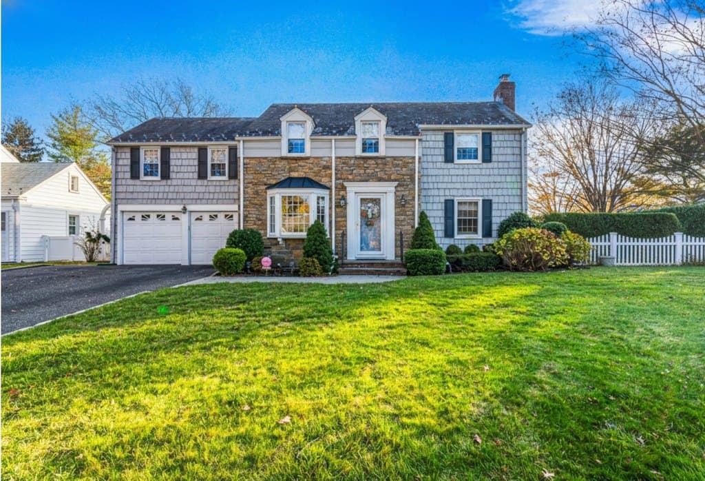 142 Cambridge Ave, Garden City