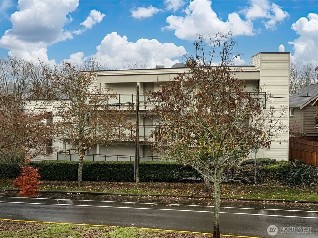 2334 Thorndyke Ave W Apt 202