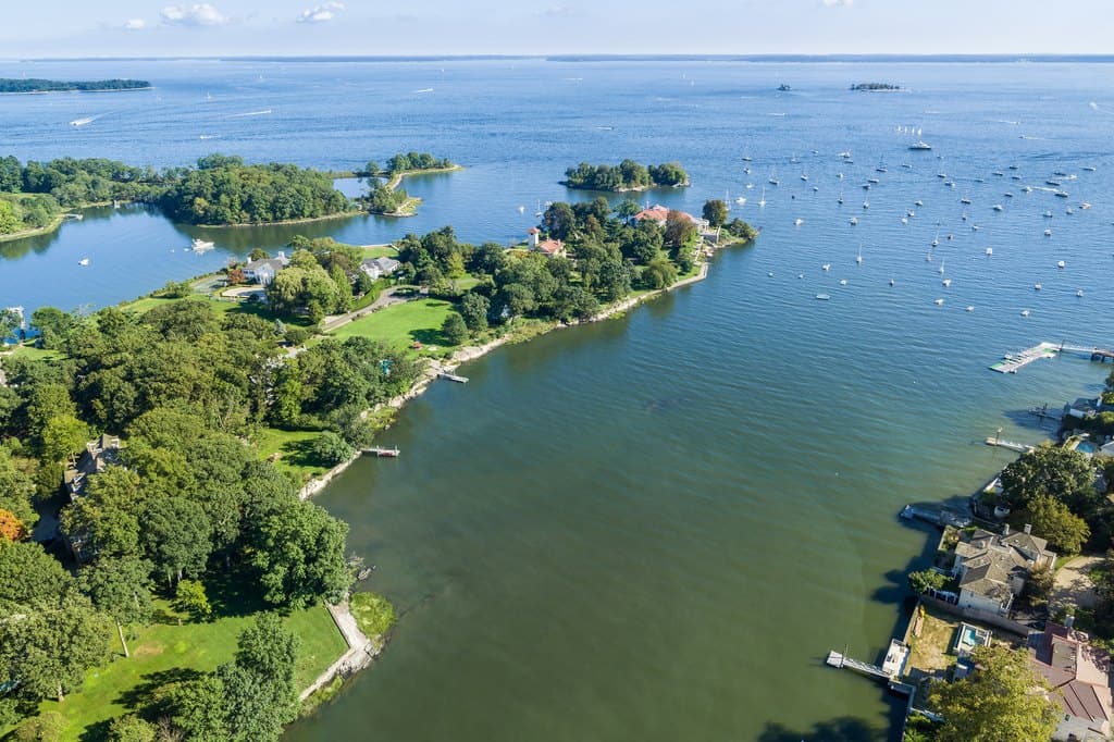 2 Vista Dr, Greenwich