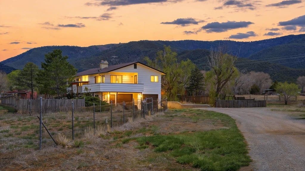 913 Calle Conquistador, Taos