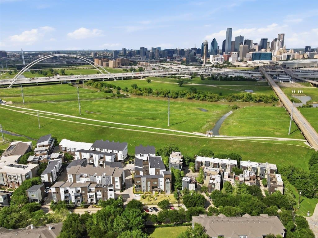 381 E Greenbriar Ln Apt 1002