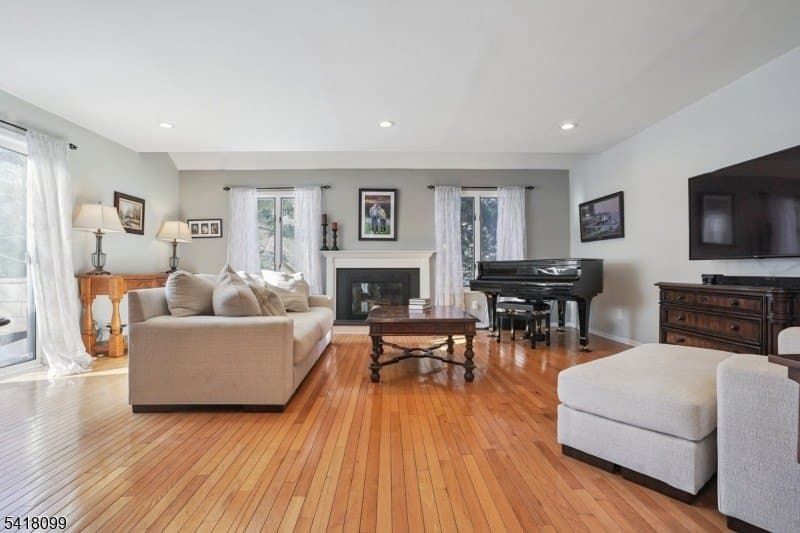 77 Derby Ct, Madison