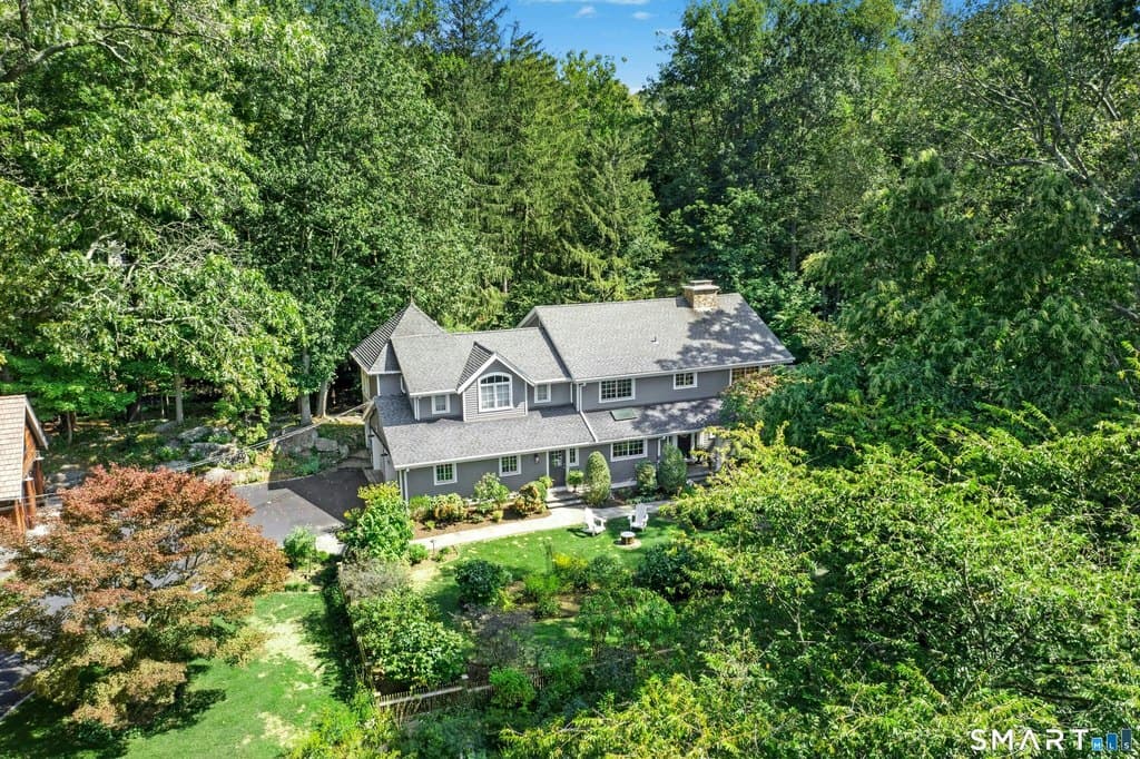 15 Queens Ln, Darien