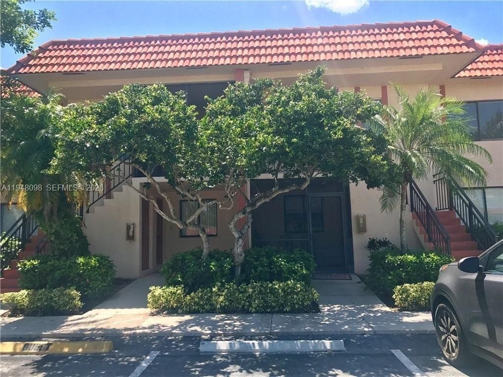 379 Lakeview Dr Apt 205, Weston