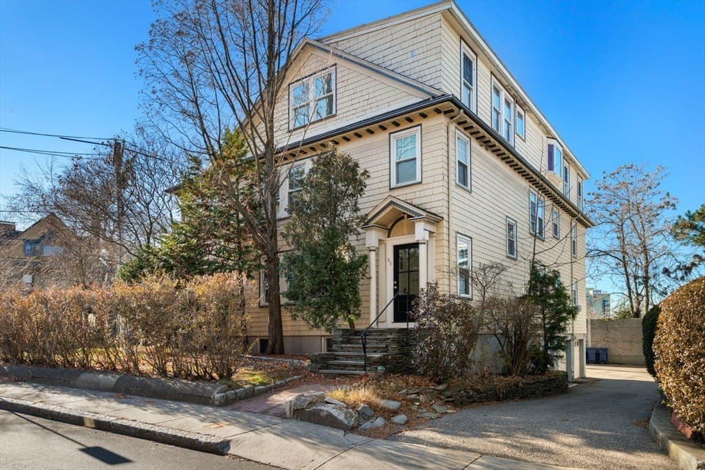 65-67 Saint James Cir, Newton