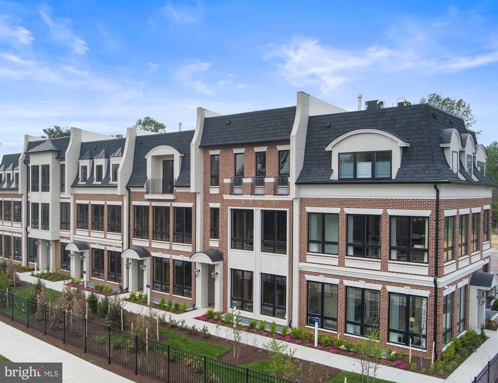 7049 Liberty Ln, McLean