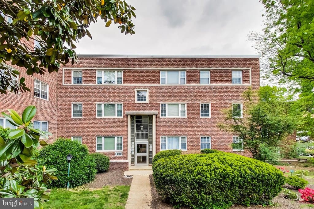 1303 N Ode St Apt 215, Arlington