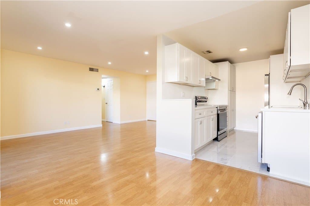 5414 Newcastle Ave Apt 8, Encino