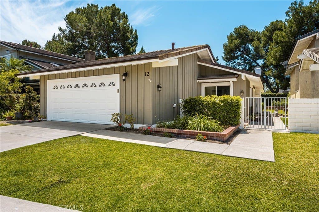 12 Blackswan, Irvine