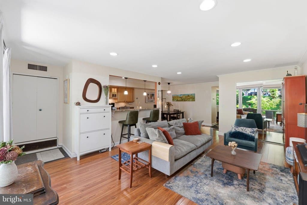 7541 Spring Lake Dr Apt B2, Washington
