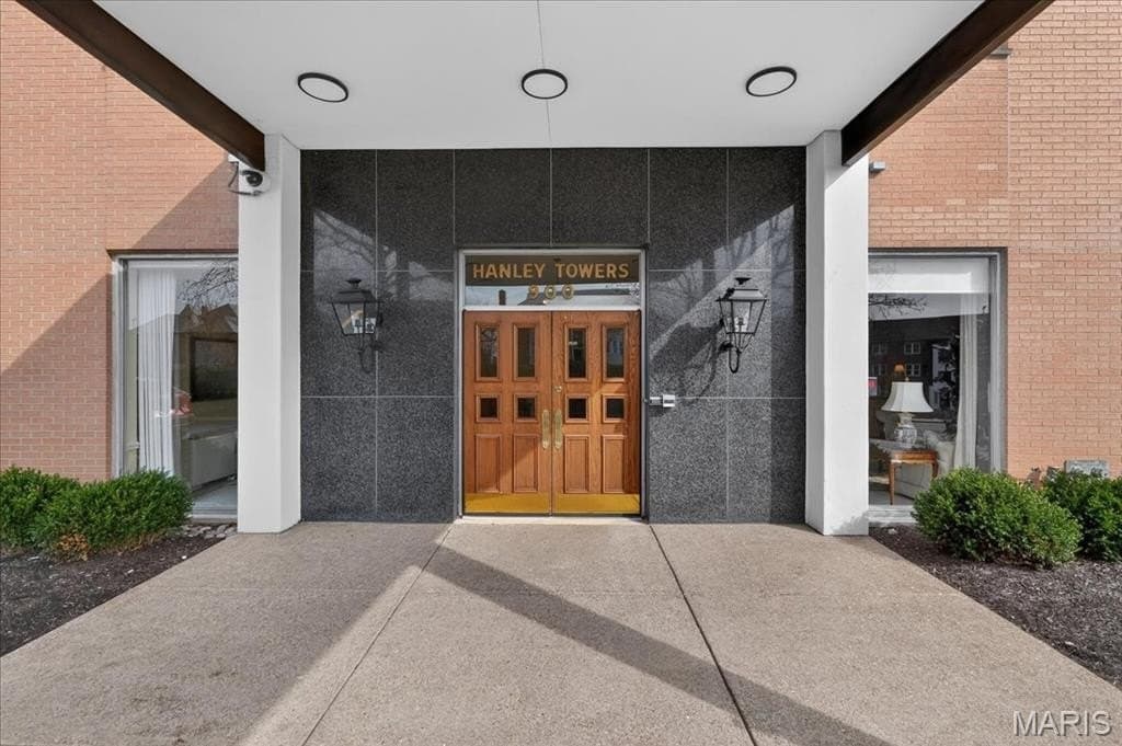 900 S Hanley Rd Apt 6C, Clayton