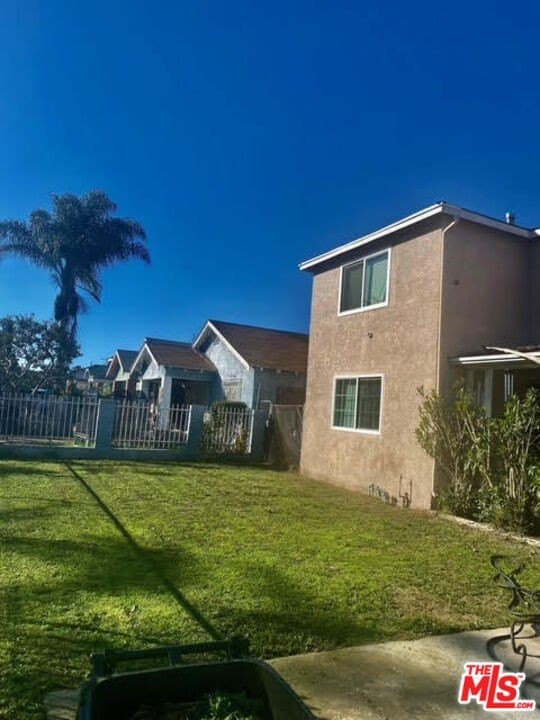 1055 W 104th St, Los Angeles