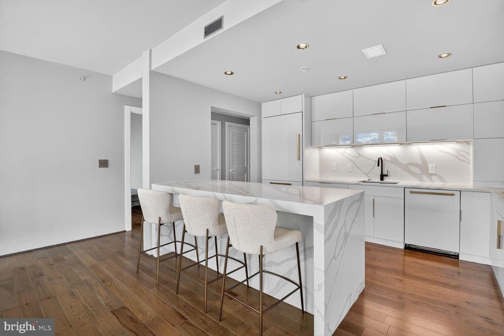 8220 Crestwood Heights Dr Apt 712, McLean