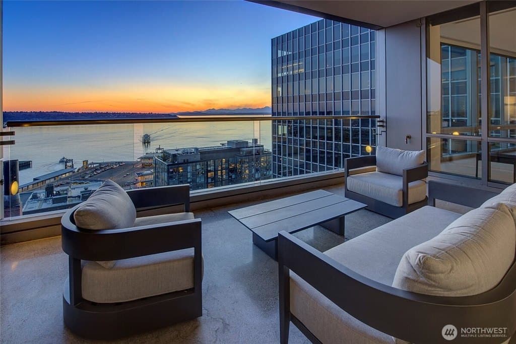 715 2nd Ave Apt 1702, Seattle