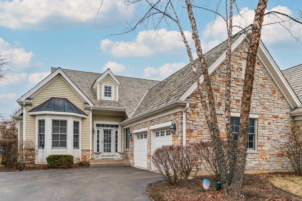 60 S Canterbury Ct, Lake Forest