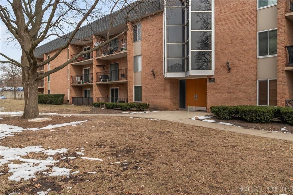 1052 N Mill St Apt 111, Naperville