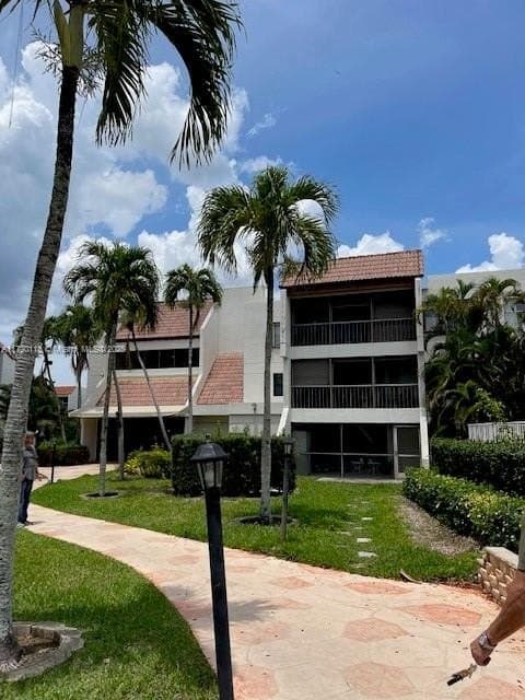 301 Racquet Club Rd Apt 201, Weston