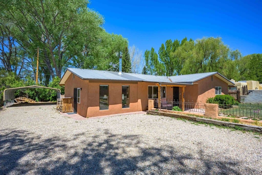 302 Santistevan Ln, Taos