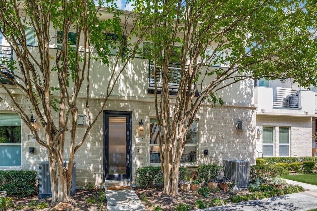 7333 Valley View Ln Unit 302, Dallas