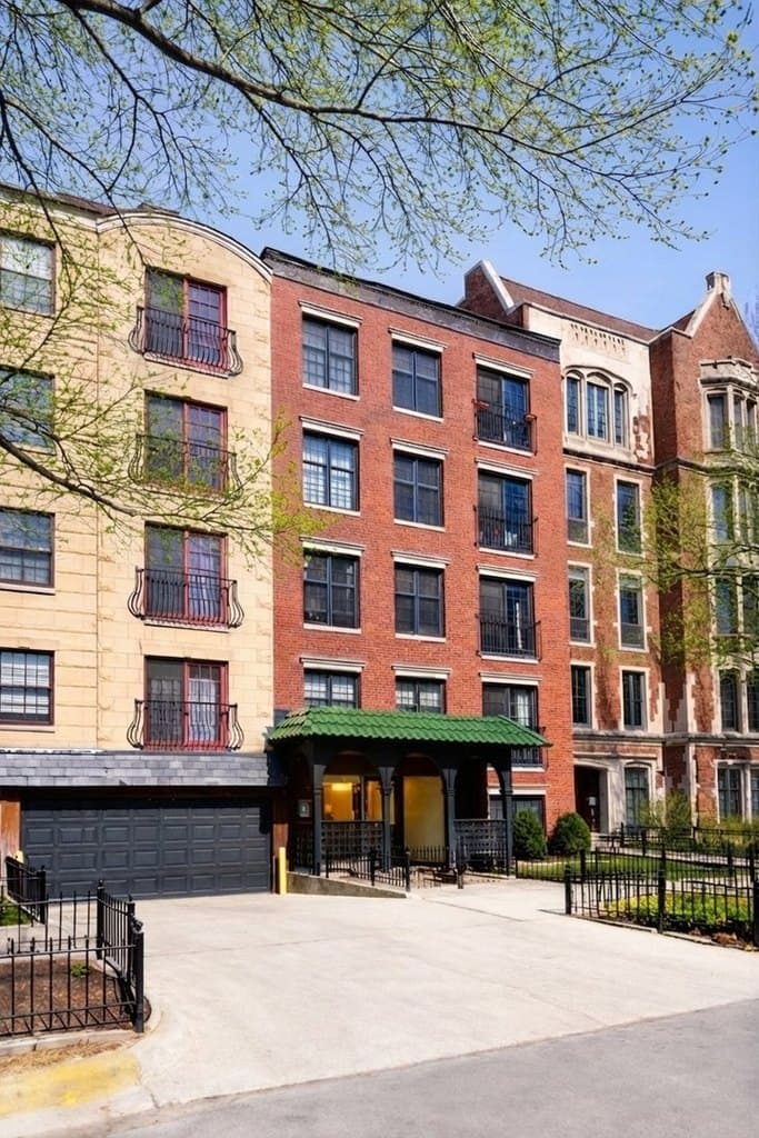 512 W Barry Ave Apt 205