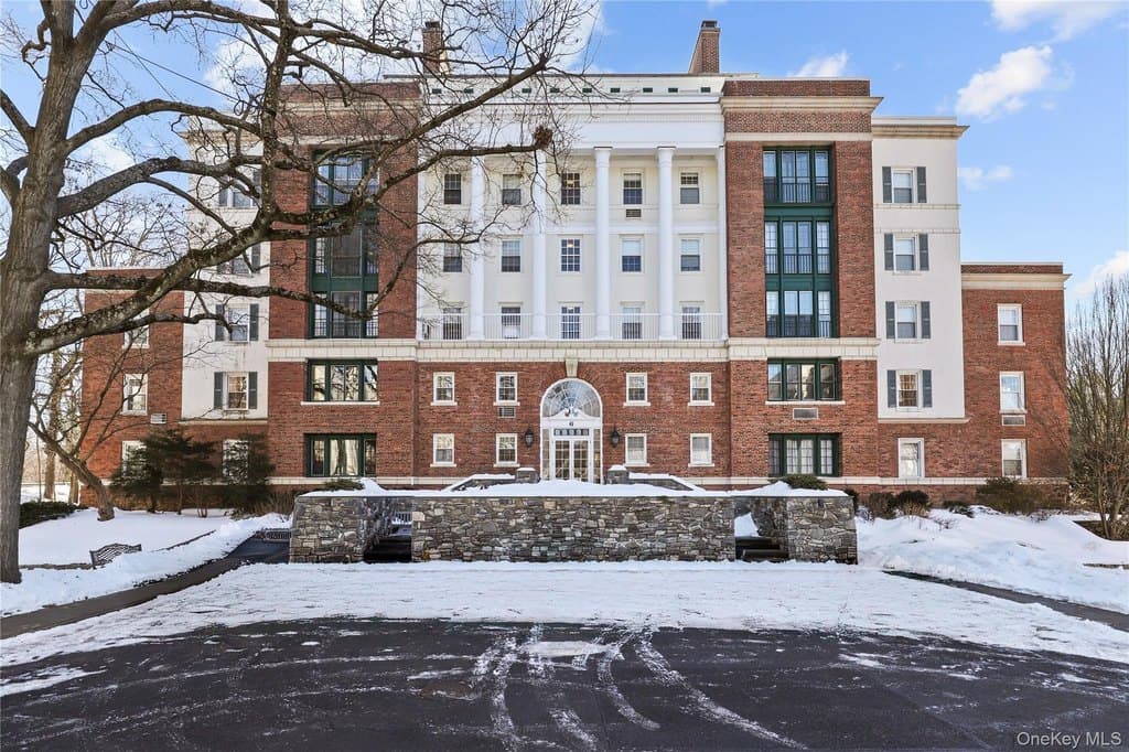 6 Brooklands Apt 2D, Bronxville