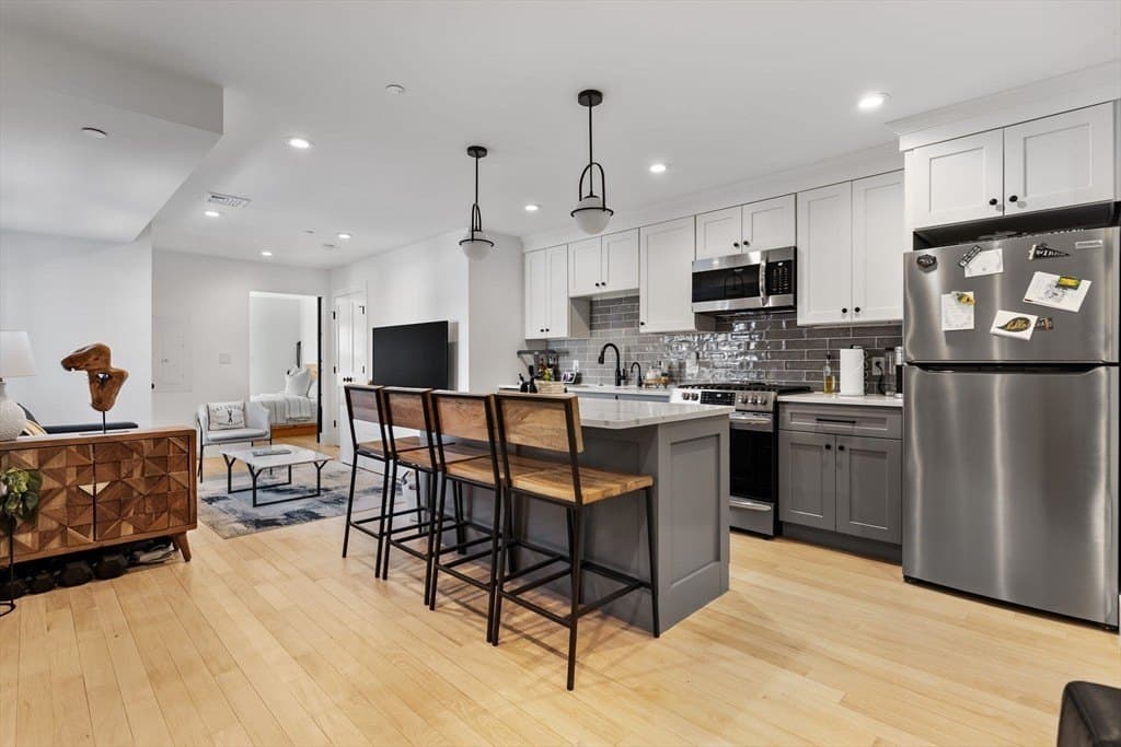 223 Saratoga St Unit 202, Boston