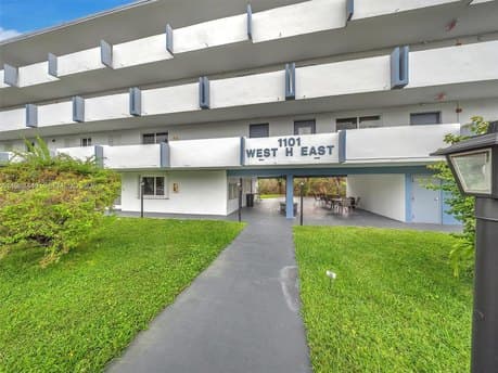 1101 NE 191st St Apt 307