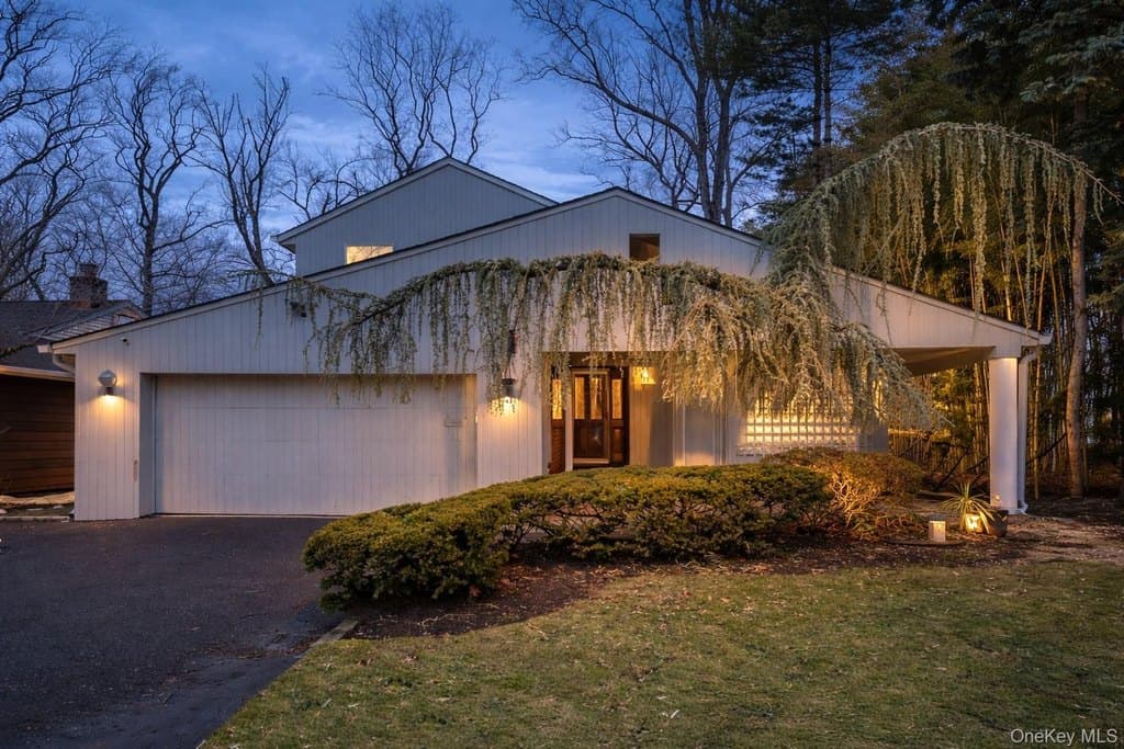 127 Wooleys Ln, Great Neck
