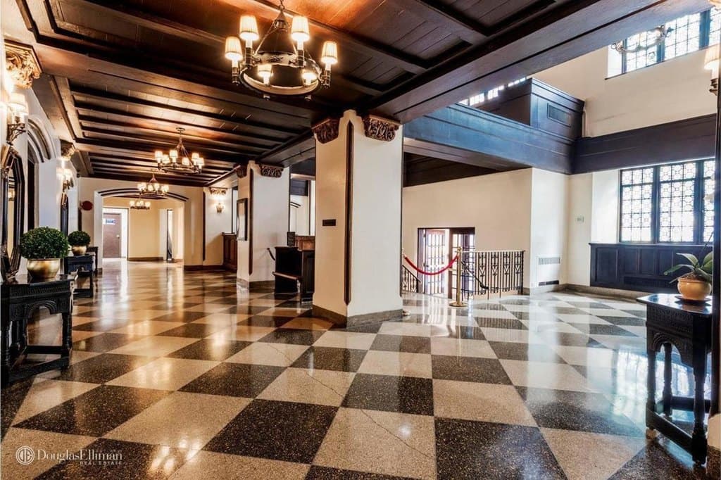 320 E 42nd St Apt 2505, New York