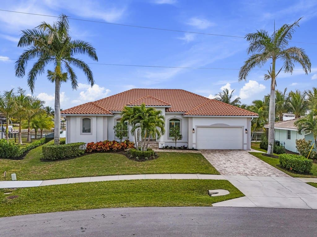 829 Wintergreen Ct, Marco Island