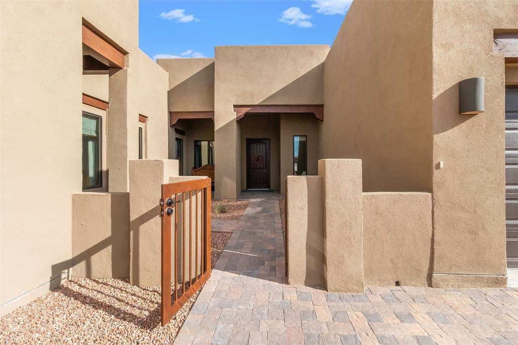 4 Delantera Ct, Santa Fe