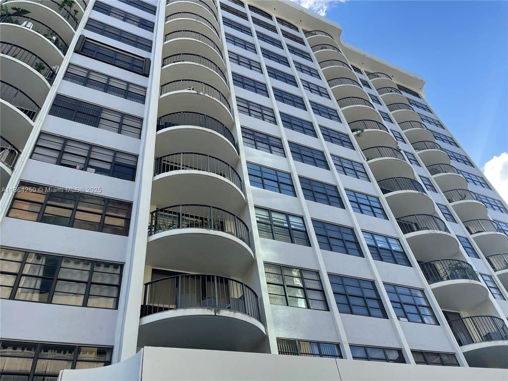 66 Valencia Ave Ph 1C, Coral Gables