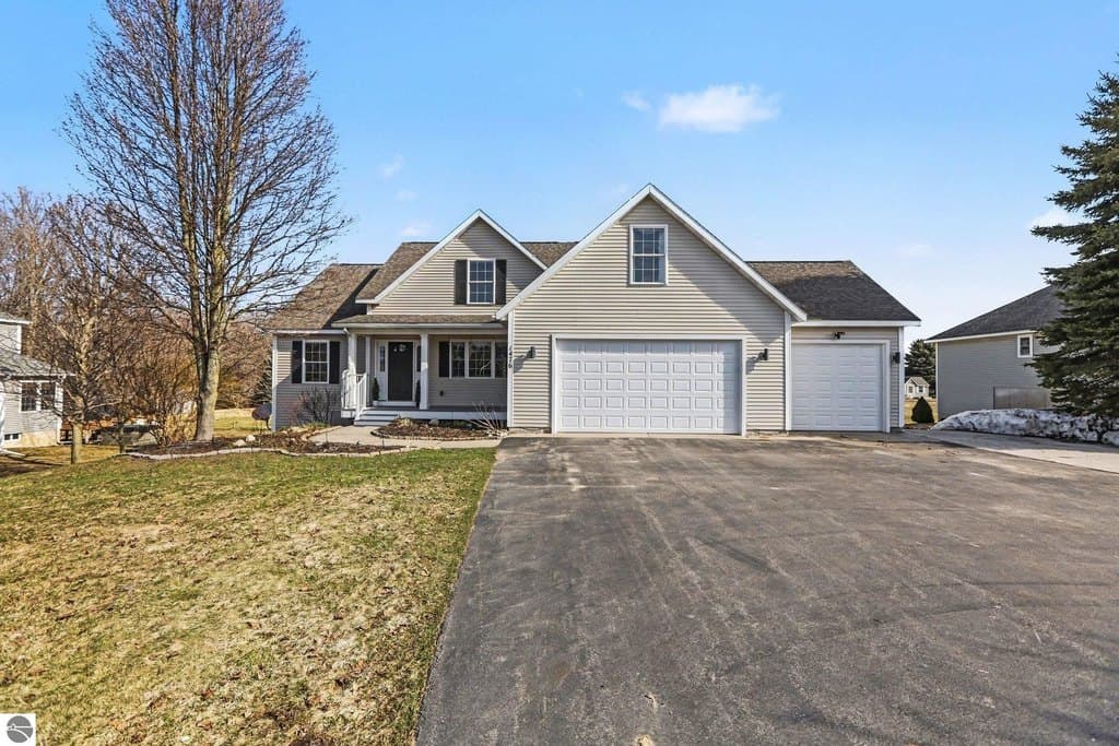 1476 Bee Ct, Traverse City