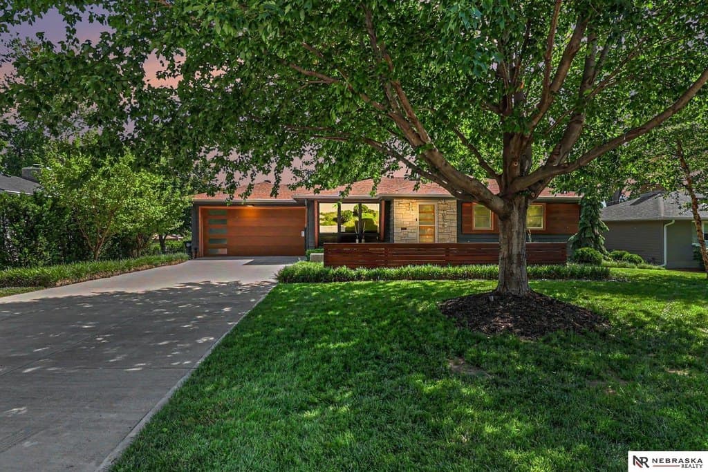 10416 Oak St, Omaha